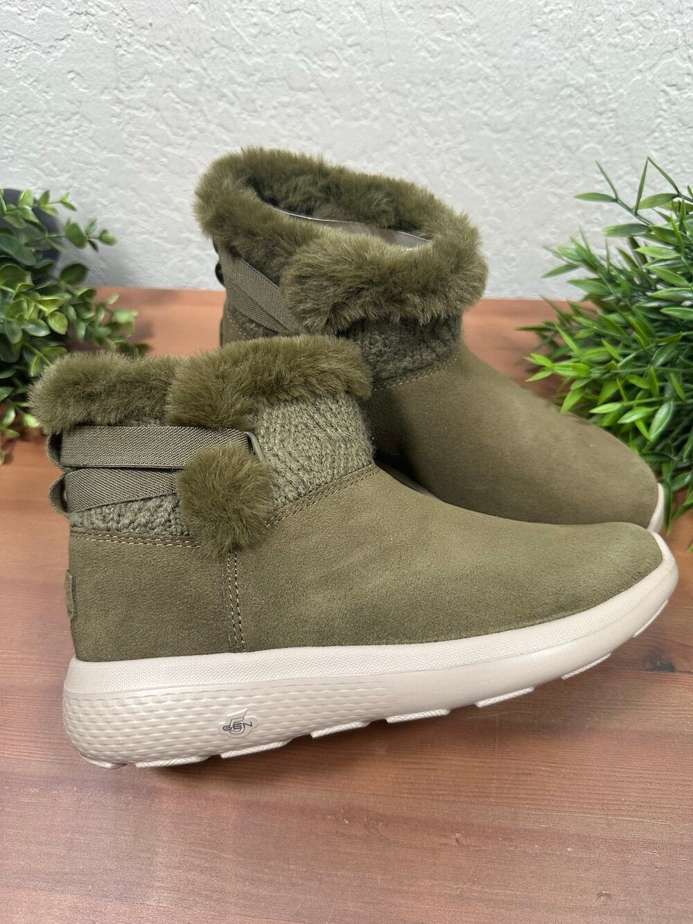 NWOT Skechers Winter Gleam On-the-GO City Water Repellent Suede Boots Size 5